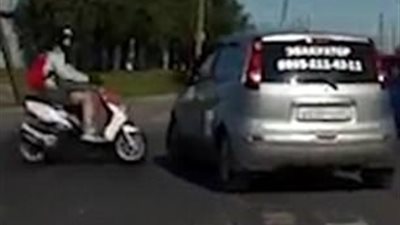 بالفيديو والصور.. خطأ راكب دراجة يعرضه لحادث مروع