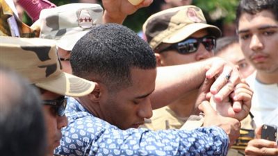 محمد رمضان يبكي أثناء تشييع جنازة الشهيد أحمد المنسي