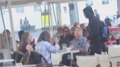 بالفيديو.. رد فعل مؤثر لتجربة شاب يطلب الطعام من المارة