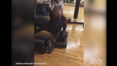 بالفيديو.. سقوط مروع لشاب أثناء استعراض مهاراته الرياضية