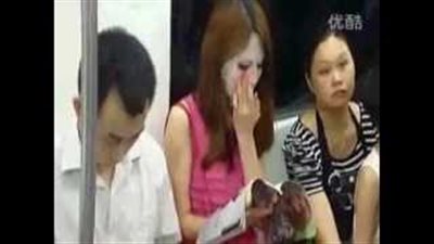 بالفيديو.. تصرفات مريبة لفتاة غريبة الأطوار داخل مترو الأنفاق