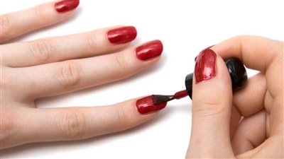 حكم الشرع فى صلاة المرأة مع وجود طلاء أظافر