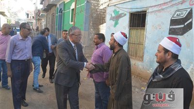 بالصور.. محافظ المنيا يقدم العزاء لأسرة شهيد حادث كمين البرث برفح