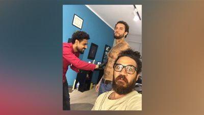 أحمد الفيشاوي يتجاهل انتقاد الجمهور وينحت وشما جديدا على جسده