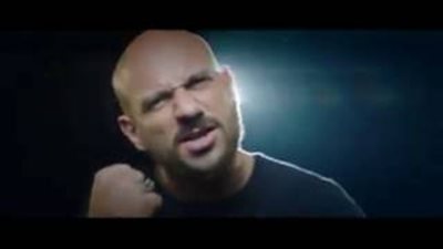 عمرو أديب يعرض أغنية «نلغي المستحيل» هدية أحمد مكي لشهداء رفح