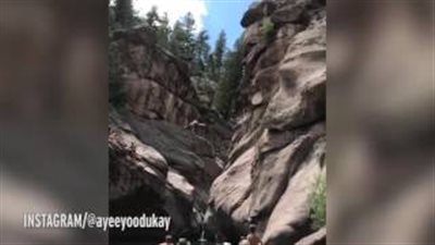 بالفيديو والصور.. امرأة تسقط من ارتفاع شاهق على بطنها في المياه