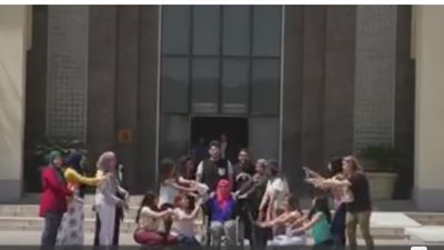 بالفيديو.. طلاب جامعة مصر يحتفلون بالتخرج بأغنية «الصيدلي مش بياع»