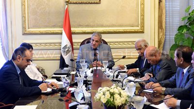 «محلب» يؤكد لمحافظ القاهرة ضرورة الاهتمام بملف النظافة