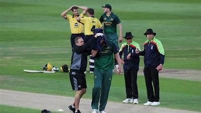 بالفيديو والصور.. ضربة مروعة من لاعب كريكيت لمنافسه