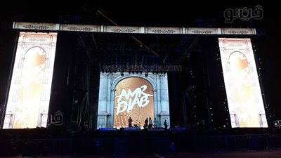 برج إيفل يزين المسرح.. تجهيزات حفل عمرو دياب بالساحل الشمالي|صور