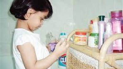 تعلمى كيفية التعامل عند ملامسة عين طفلك لمادة كيميائية