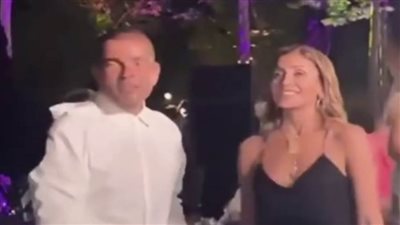 على أنغام أغنية أجنبية.. عمرو دياب يراقص دينا الشربيني في أحدث ظهور لهما | فيديو