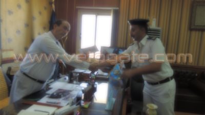 بالصور.. مدير أمن مطروح يكرم شرطي رفض رشوة من متهم
