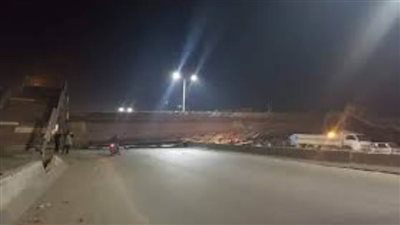 اصطدمت به سيارة نقل.. سقوط جزء من كوبري مشاة بطريق الإسماعيلية الصحراوي