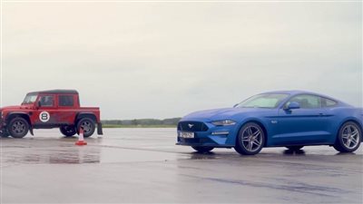 في سباق غريب من نوعه..  فورد موستانج تتحدى لاند روفر ديفيندر المعدلة بسباق التسارع (فيديو)