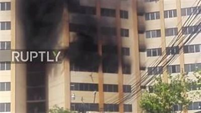 بالفيديو.. لحظة قفز رجل من أعلى بناية لإنقاذ نفسه من حريق