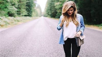 ما هي الألوان التي ترتديها مع الأبيض والأسود | صور