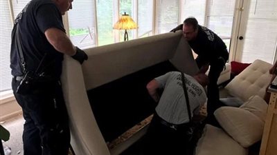 شاهد.. طفلة تختبئ بأريكة وتتسبب في مأزق