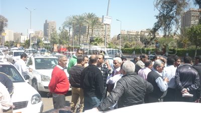 بالصور.. أصحاب التاكسى الأبيض ينظمون وقفة أمام ماسبيرو
