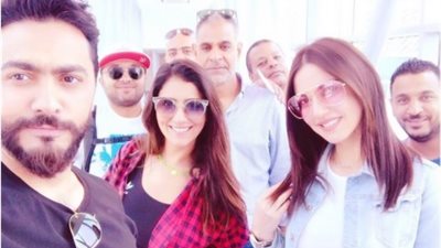 تامر حسني ينشر صورة مع نجوم «تصبح على خير» قبل السفر إلى لبنان