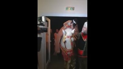 بالفيديو.. حصان يضع عروسا في موقف محرج