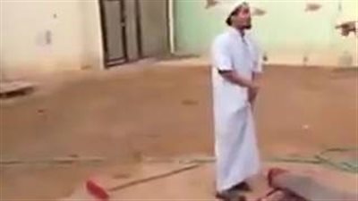 بالفيديو.. كلب يسحل شابا في فناء منزل