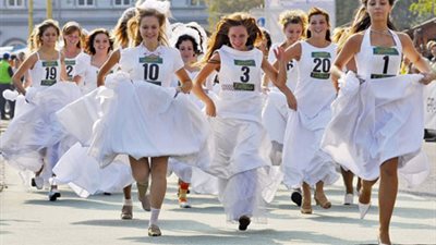 أحدث حيل البنات لاصطياد العرسان.. هناء: بوقعهم في الأفراح بحركات الأنوثة.. رغدة: «باتصل بأرقام عشوائية واختار العريس السقع».. سلمى: الشات أسرع طريقة لفك العنوسة.. ميادة: «بصاحب أخته وأد