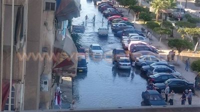 بالصور.. انقطاع المياه بسبب انفجار ماسورة عمومية بضواحي بورسعيد