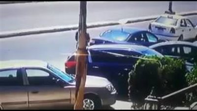 بالفيديو.. لحظة سرقة لاب توب من سيارة فتاة بعد مغادرتها بثوان