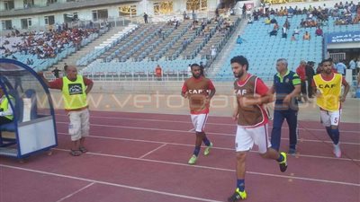 بالصور.. الأهلي يجري عملية الإحماء قبل مواجهة الترجي