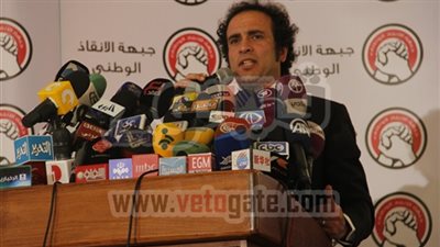 بلاغ للنائب العام يتهم عمرو حمزاوى بالتخابر مع دول أجنبية