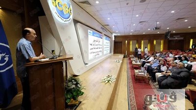 بالصور.. مميش يطلب الوقوف حدادا على أرواح الشهداء بلقاء الوفد الأمريكي