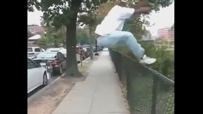 بالفيديو.. سقوط مروع لشاب حاول تقليد قفزة صديقه