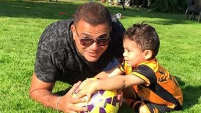 «الهضبة» يداعب «مالك» نجل أحمد المحمدى