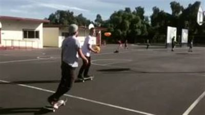 بالفيديو.. شاب يتعرض لموقف محرج أمام أصدقائه