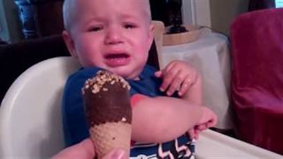 بالفيديو.. رد فعل صادم لطفل لحظة تناوله آيس كريم