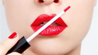 طريقة اختيار «أحمر الشفاة» المناسب