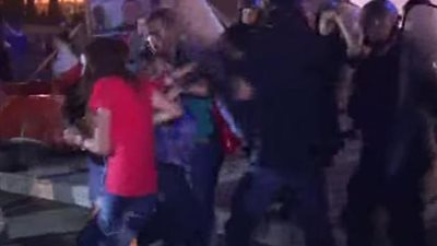 بالفيديو.. «علقة ساخنة» لمذيعة قناة «LBC» على أيدي الشرطة اللبنانية