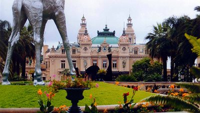 فرنسا تقرر تسهيل إجراءات الحصول على تأشيرات دخول الأجانب