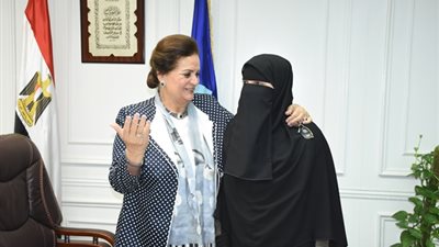 بالصور.. محافظ البحيرة تكرم أوائل الدبلومات الفنية