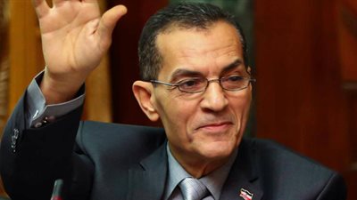 رئيس جامعة الأزهر يوزع أدوات النظافة على الطلاب