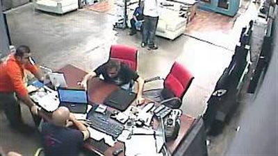 بالفيديو.. رجل يفقد أعصابه ويحطم «لاب توب» مديره