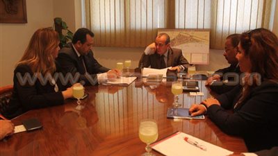 محافظ دمياط يبحث سبل تطوير الصناعات الصغيرة