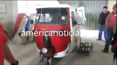 بالفيديو.. أب يبرح ابنه ضربًا بسبب السرقة