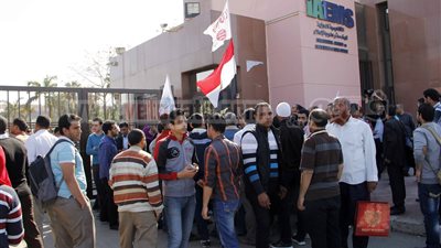 متظاهرو مدينة الإنتاج يتلقون تعليماتهم عبر الـ