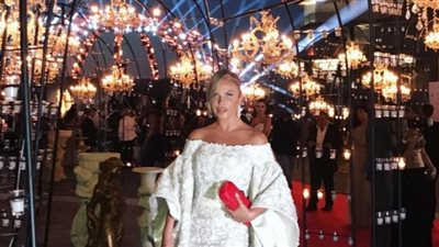 نيكول سابا تظهر بفستان أبيض في مهرجان بياف