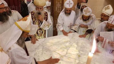 الأنبا بيمن يدشن مذابح كنيسة العذراء الأثرية بنقادة | صور