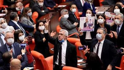 أسقط عضوية برلمانيين وأغلق أحزابا.. المعارضة التركية تنتفض ضد أردوغان