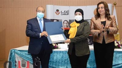 وزير التنمية المحلية يكرم عددا من القيادات النسائية بقنا