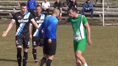 التعدي على حكم بالضرب المبرح في مباراة كرة قدم | فيديو